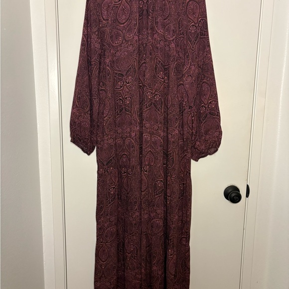 Elegant Paisley Long Sleeve Dress - Picture 2 of 5
